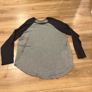 American Eagle Light Gray Body with Dark Gray Trim Plush 3/4 Sleeve Tee